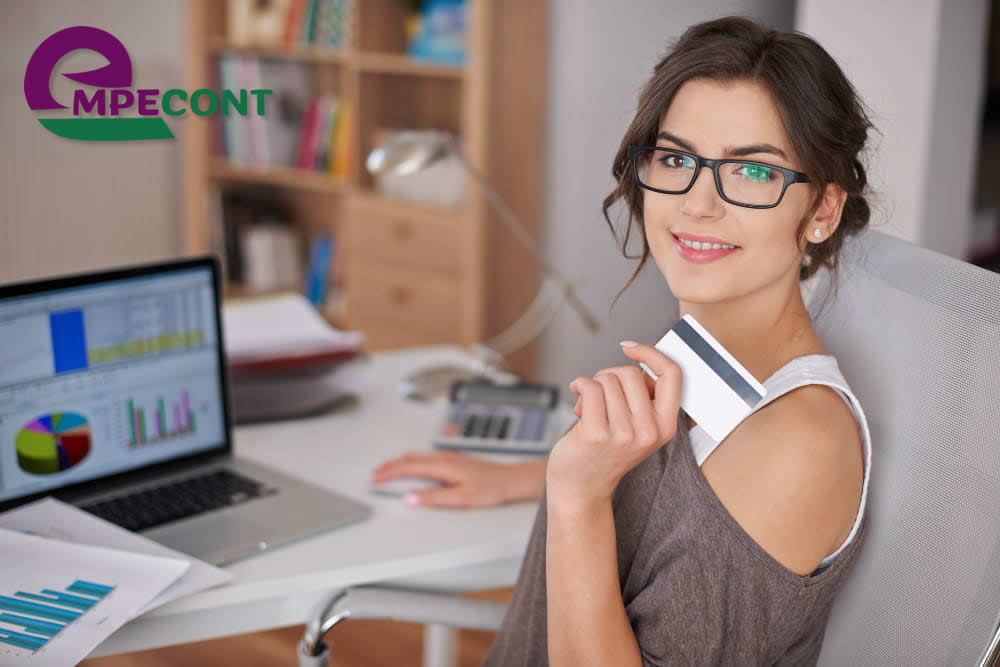 Mujer contadora con logo de empecont